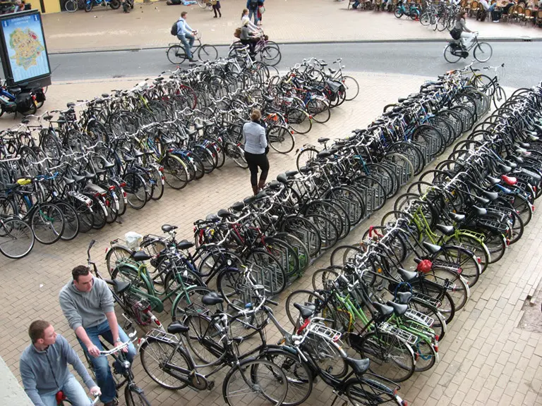 Thủ tướng Hà Lan đi xe đạp!