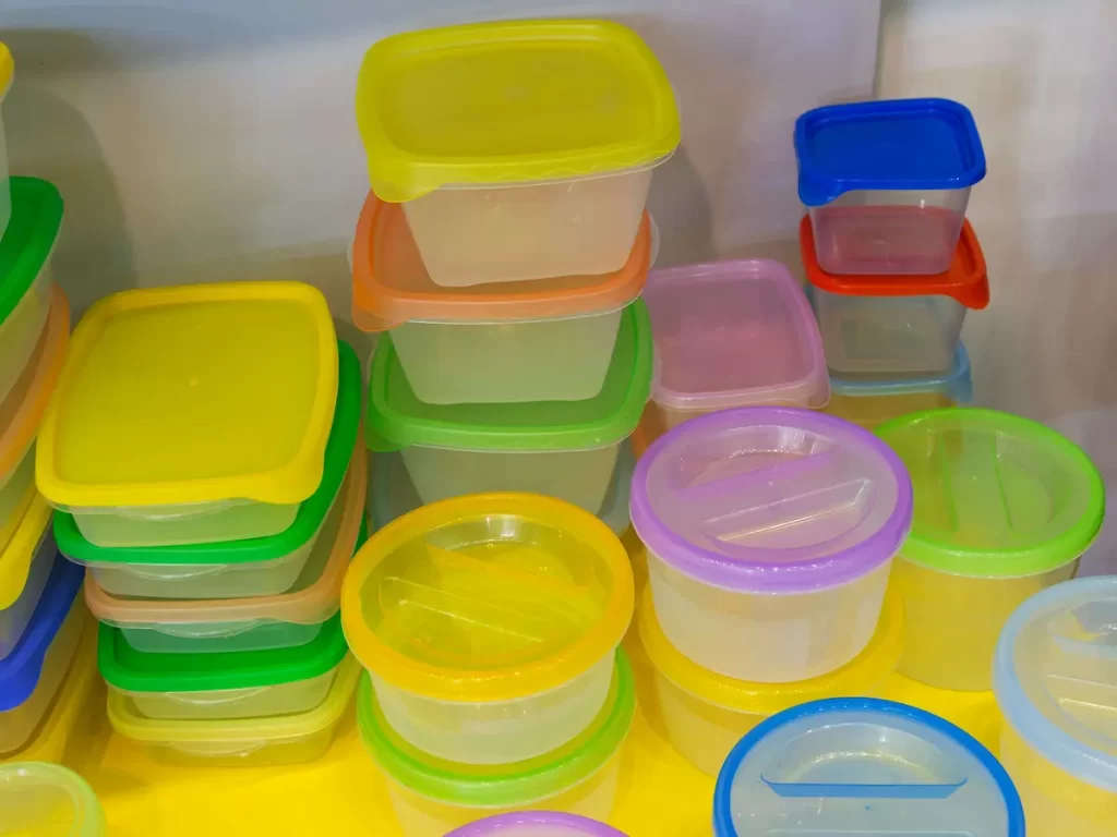 Có nên dùng hộp nhựa đựng thức ăn nóng?