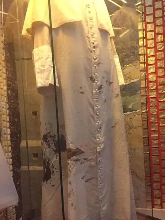Chiếc áo lót đẫm máu của Đức Giáo hoàng