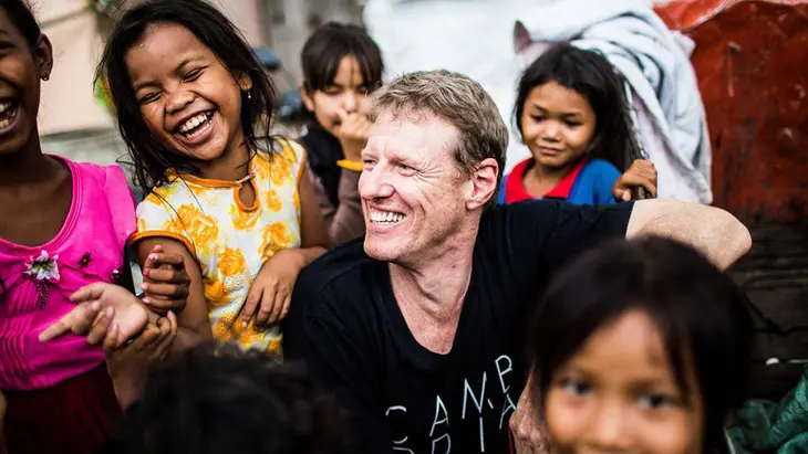 Đối với Scott Neeson, cuộc sống sang chảnh ở Mỹ chẳng có nghĩa lý gì so với việc thay đổi số phận của hàng ngàn trẻ em đáng thương.